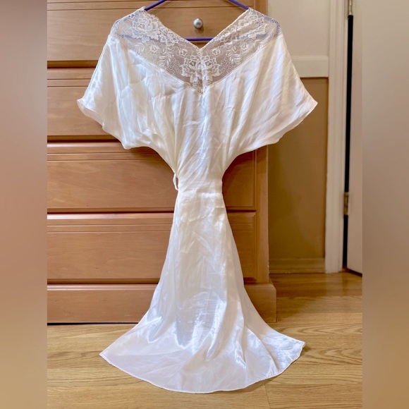 Pearl white “Bridal” 💍 Robe with beautiful detailing S/M - Picture 3 of 14